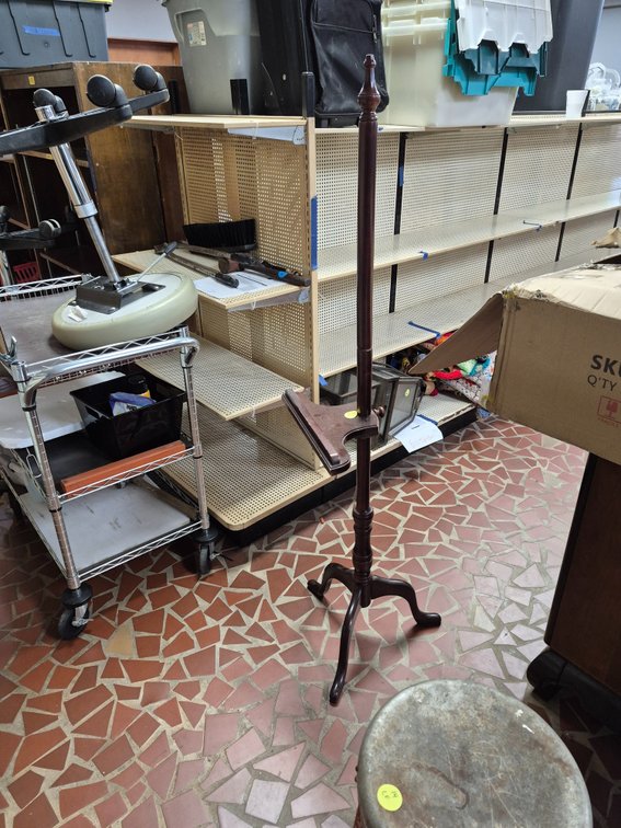 Adjustable height wooden easel
