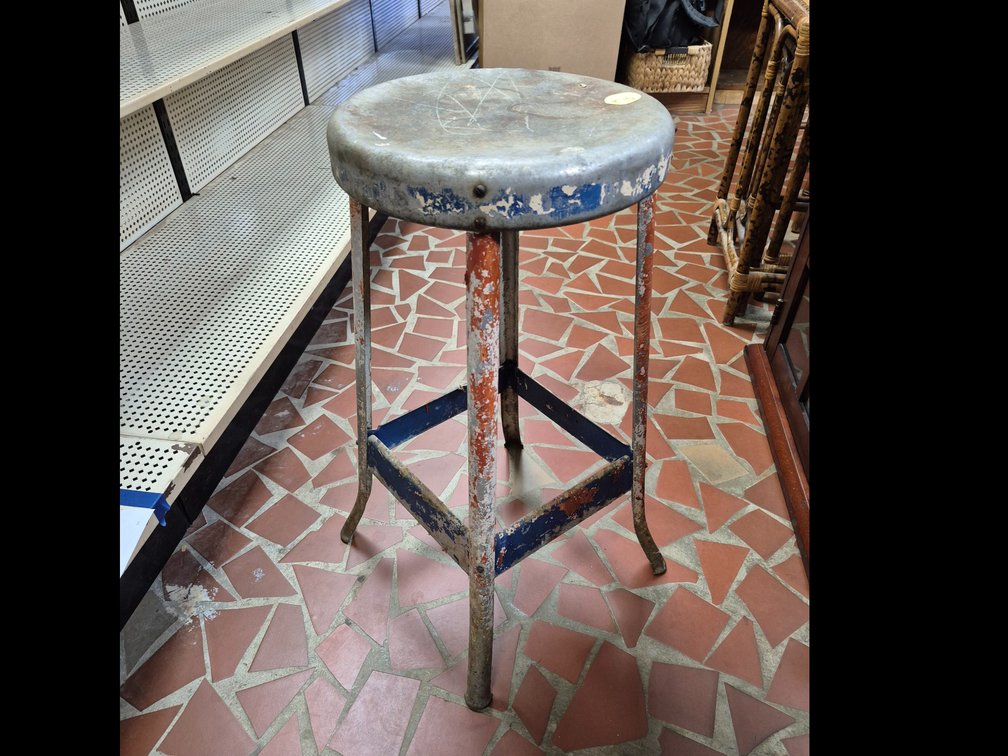 Very light vtg aluminum stool