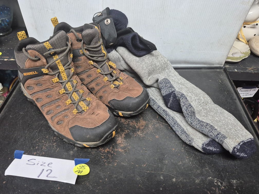 Mens size 12 Merrill hiking boots, heated socks