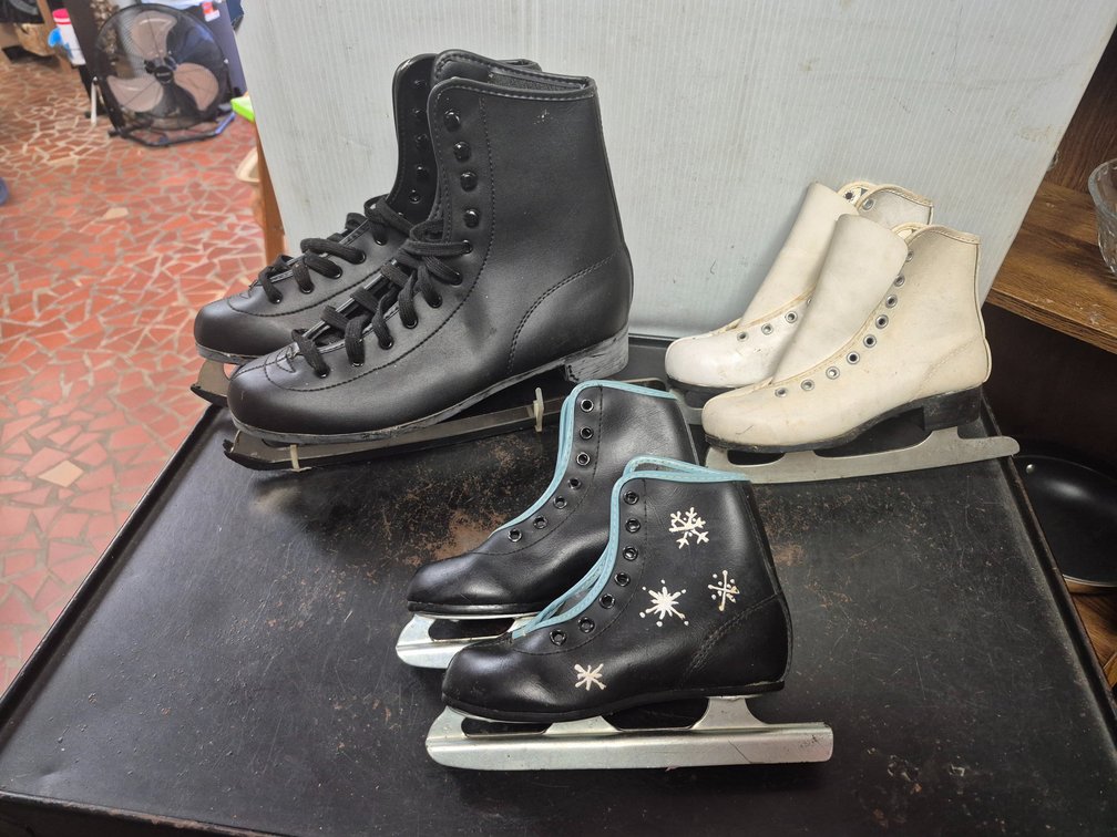 Men's size 10 and youth size 11 ice skates