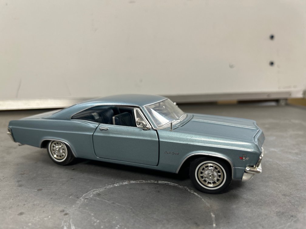 1965 Impala SS 1:24 Die Cast Car