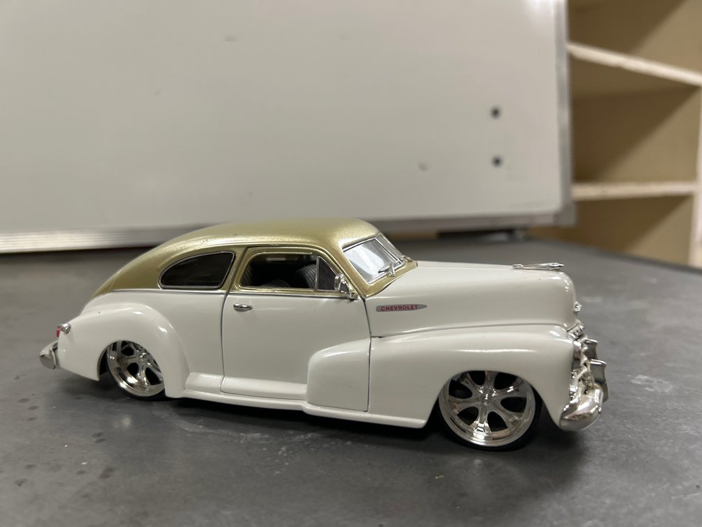 1947 Chevrolet Aerosedan Fleetline 1:24 Die Cast