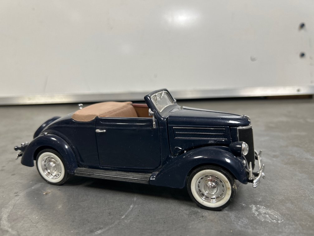 1936 Ford Deluxe Cabriolet 1:24 Die Cast