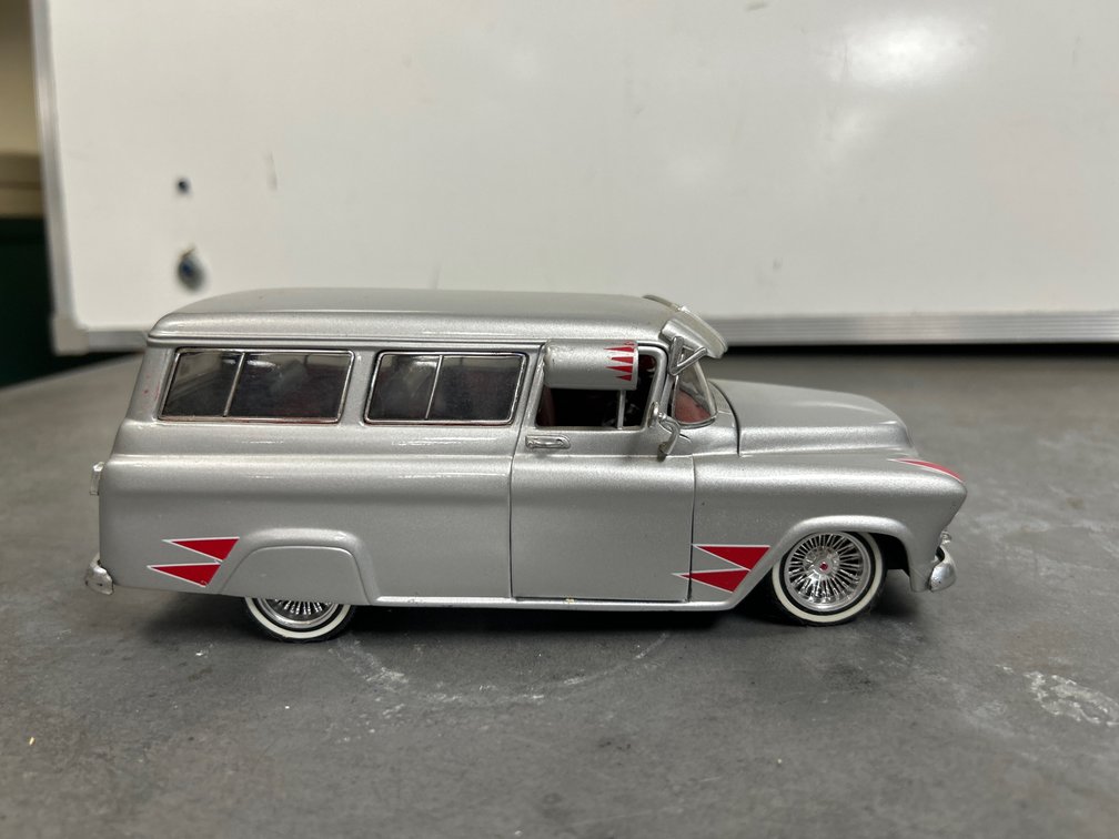1957 Chevrolet Suburban 1:24 Die Cast Car