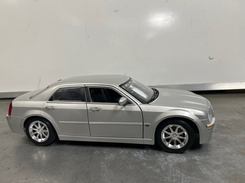 Chrysler 300C Hemi 1:18 Die Cast