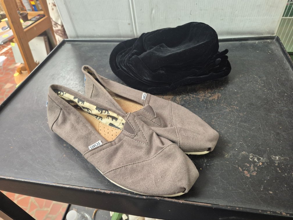 Women's Toms size 11, Betmar vtg hat
