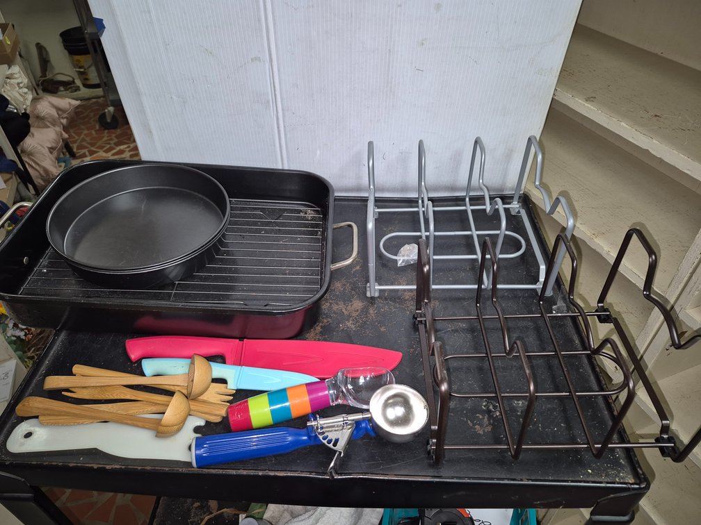 Raosting and baking pans, utensils, kitchenware +