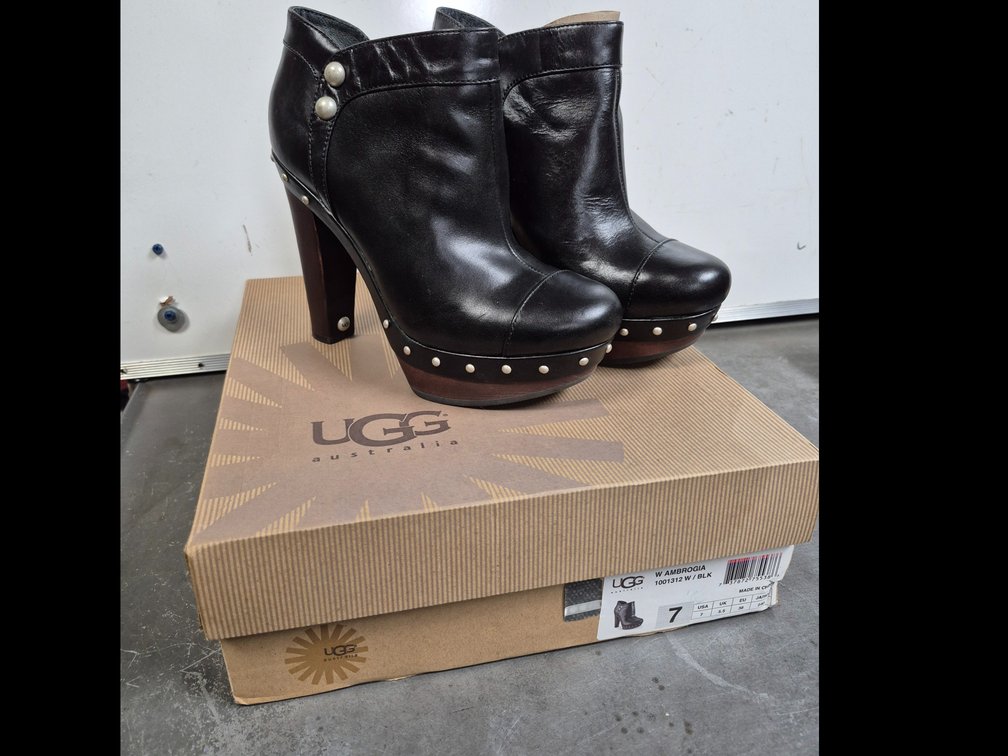 Women's UGG Ambrogia platform ankle booties size 7