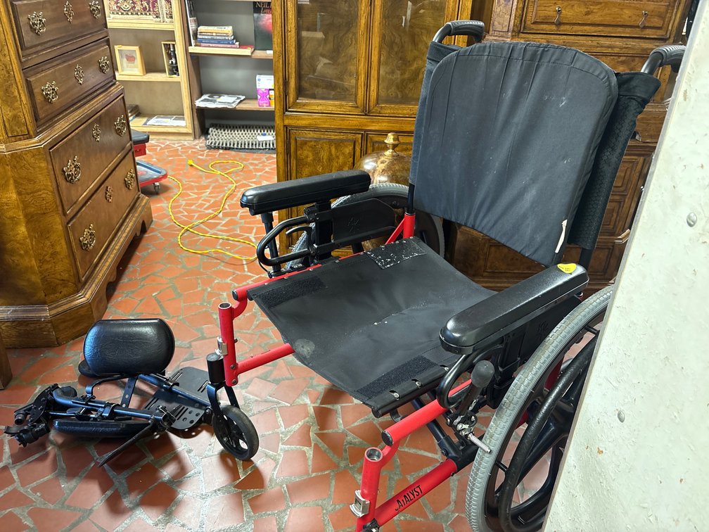 Drive wheel chair with feet