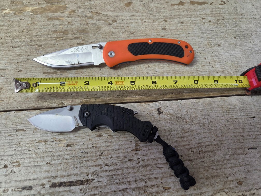 2 folding knives