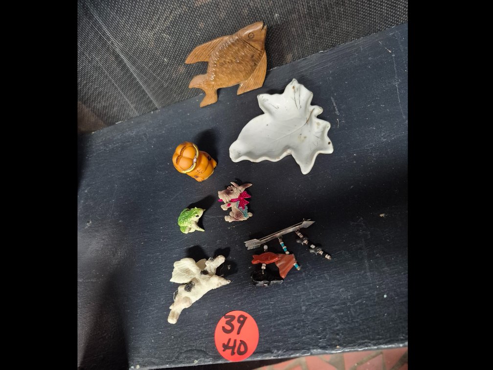 Collectible pins, Occupied Japan dish, ++