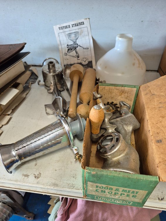 Meat grinder, strainer, accessories +