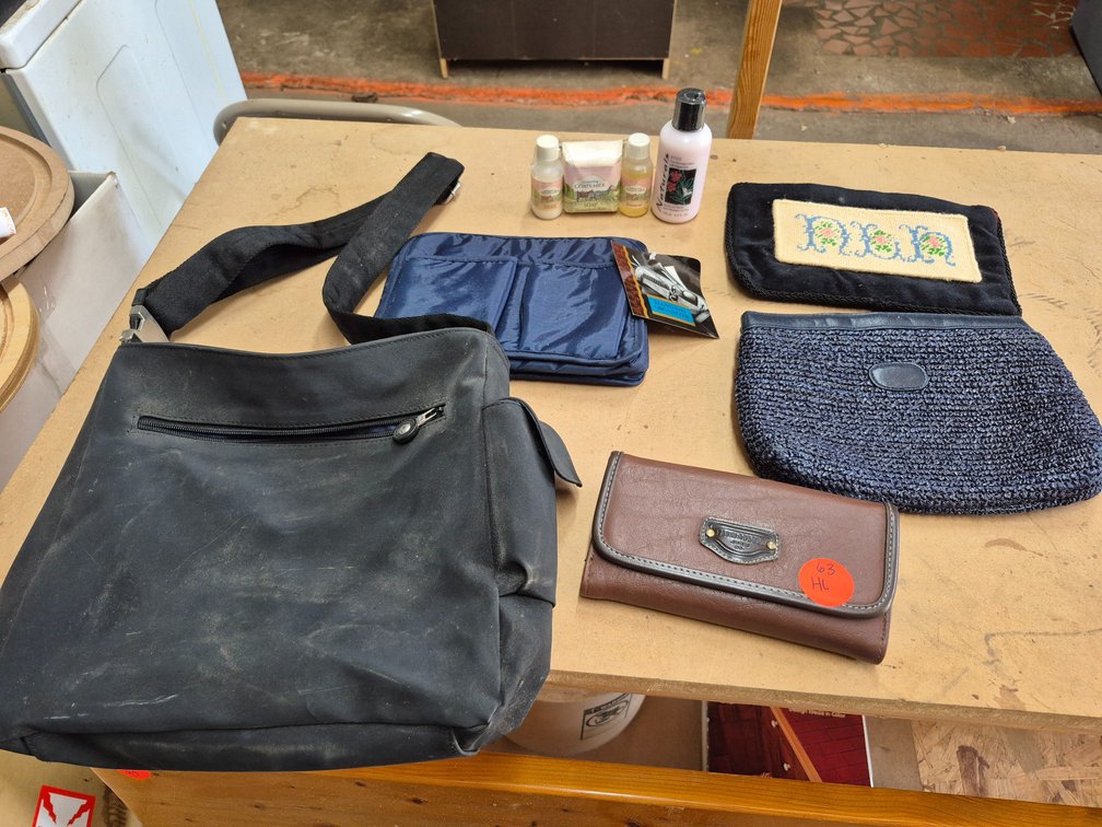 Assorted purses, wallets,++