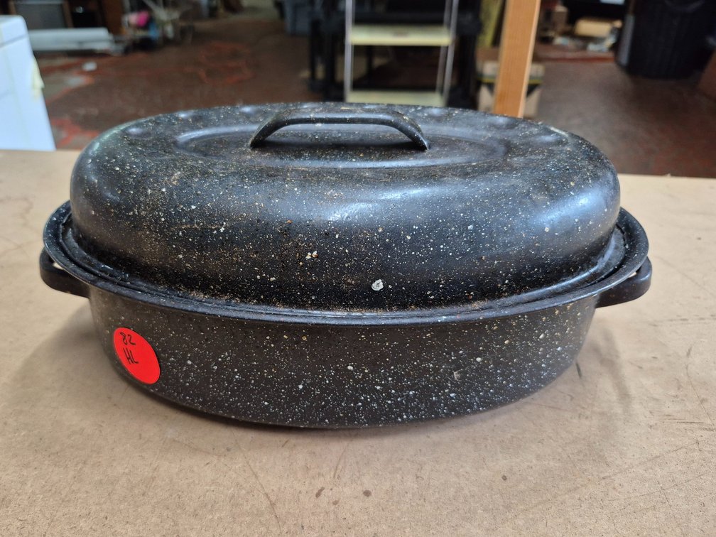 Vtg speckled enamelware roasting pan and lid