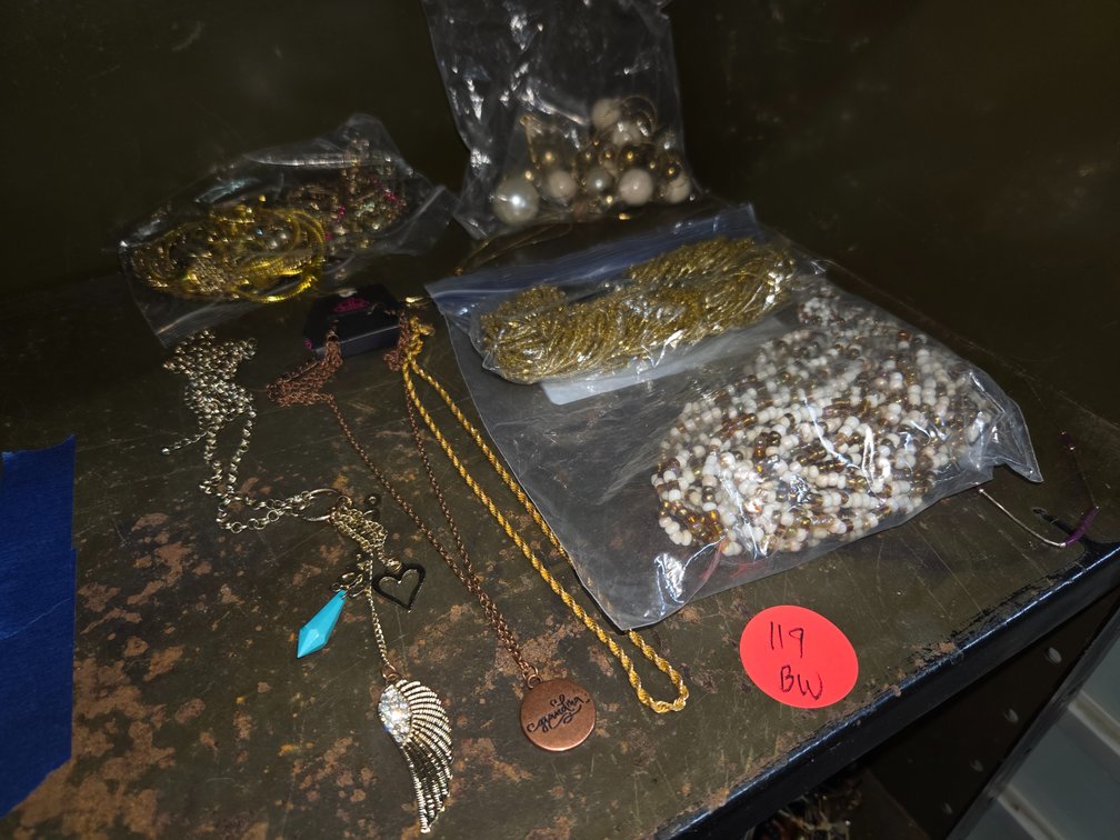 Necklaces & bracelets: Jewelry lot