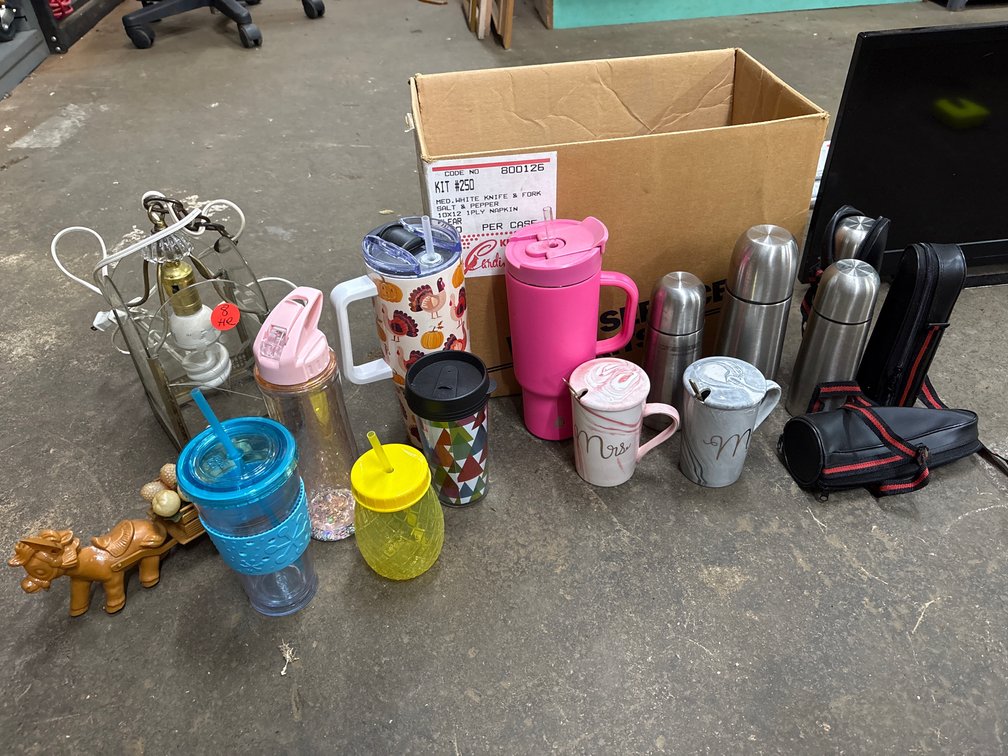 Box of insulated & others cups, a light plus