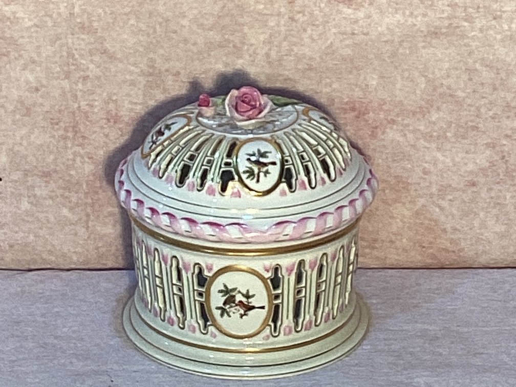 Herend Rothschild Bird Biscuit Jar 6” Tall 7” Round