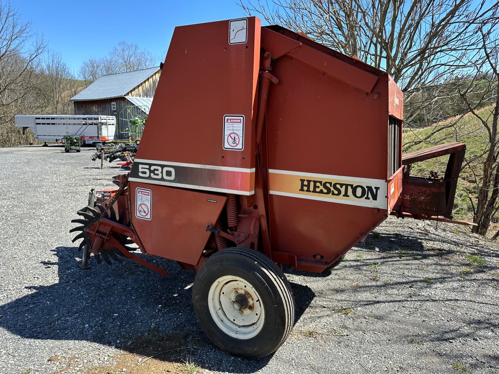 Hesston 530 Round Baler 