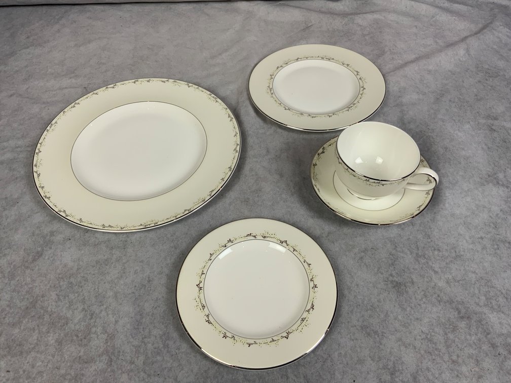 5-Piece Royal Doulton Epiphany Setting
