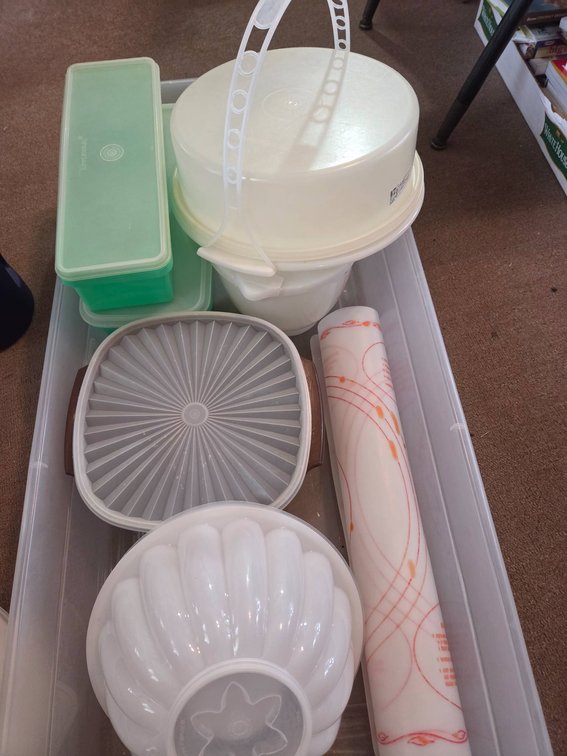 Rubbermaid Thermos and Tupperware Lot