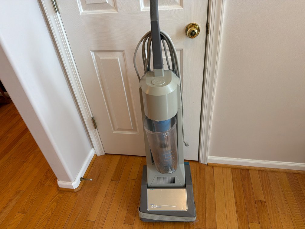 Bagless Upright Vacuum Cleaner