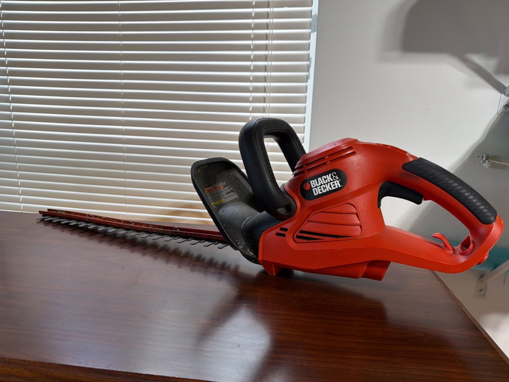 Black & Decker 20-Inch Electric Hedge Trimmer