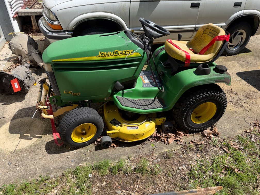 John Deere LX188 Riding Lawn Mower (DOES NOT RUN)