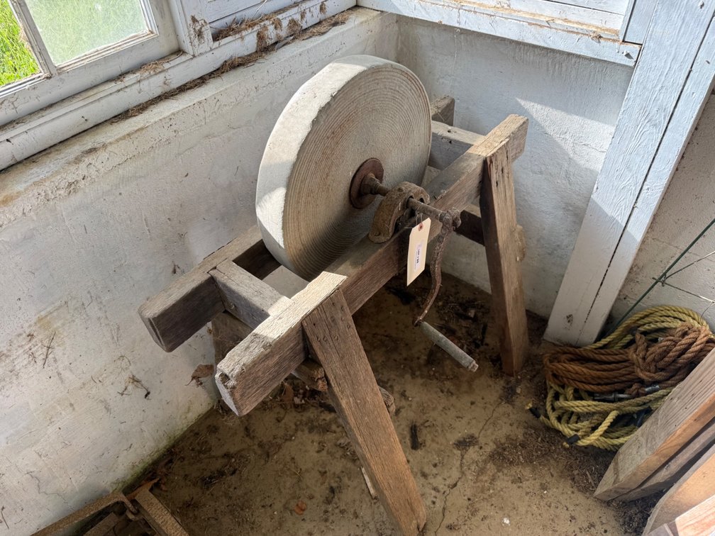Manual Grinding Wheel with Wooden Frame