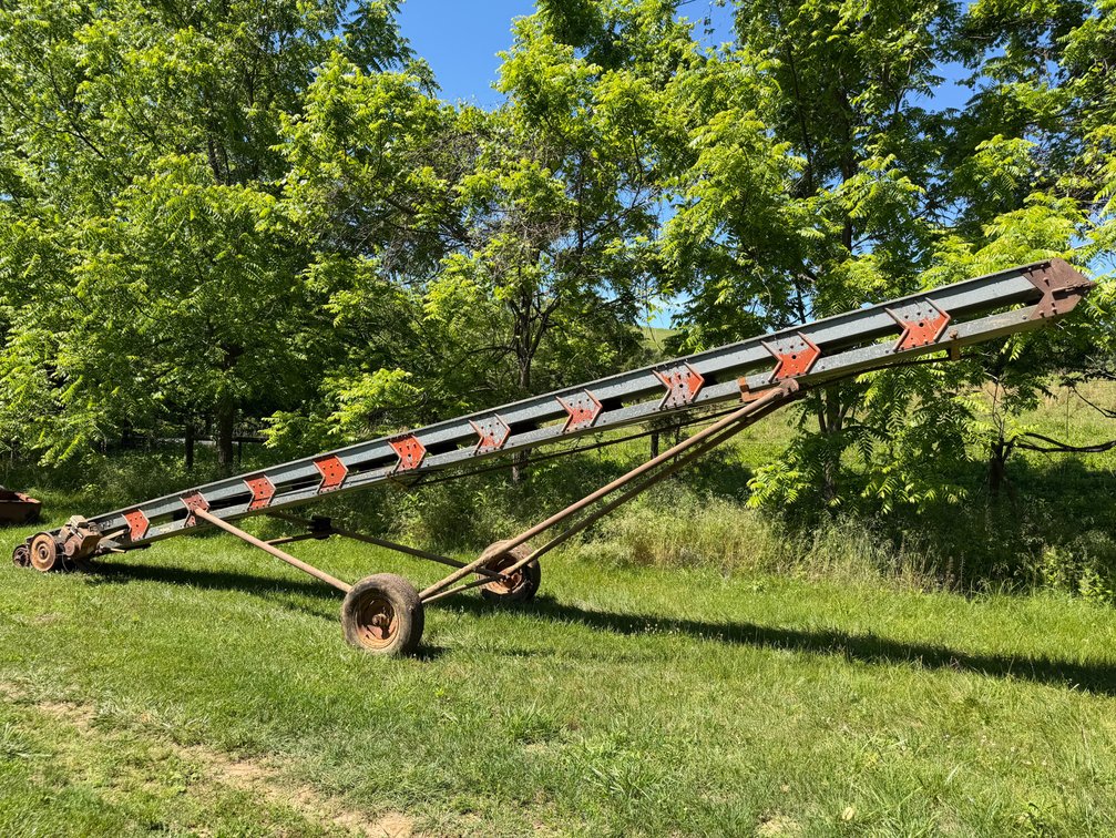 30’ Little Giant Hay/Grain elevator with 5HP gas engine