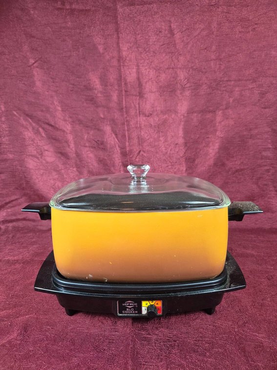 West Bend Slo Cooker With Accessories