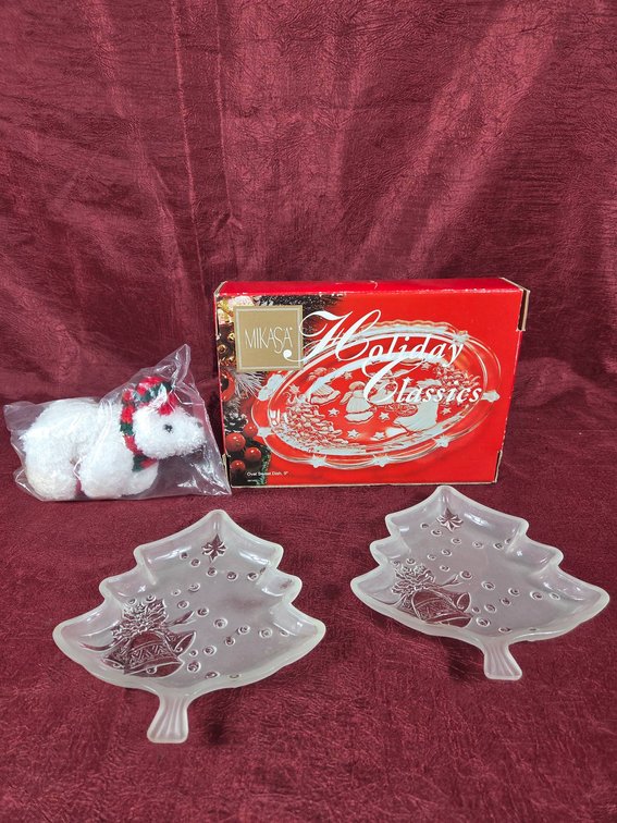 Holiday-Themed Glass Dishes and Plush Bear