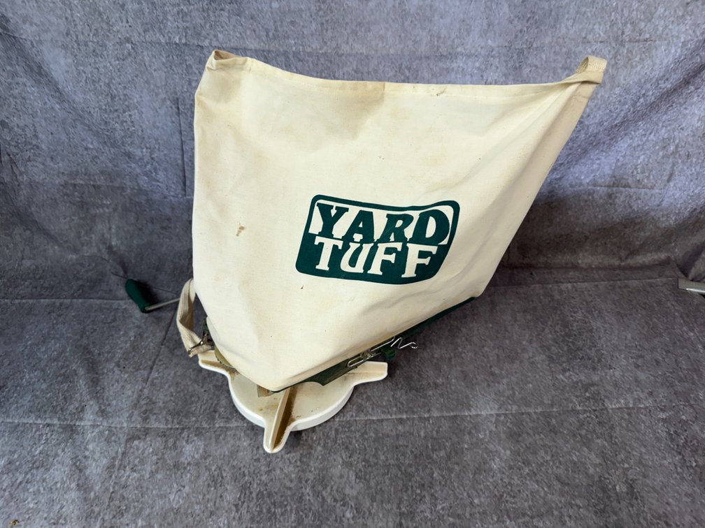 Yard Tuff Seed and Fertilizer Spreader