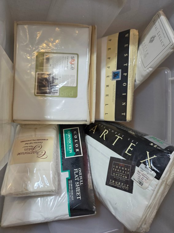 Assorted Full Sheets and Standard Pillowcases (6)