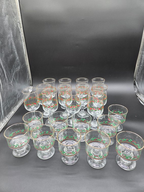 Holiday Holly and Ribbon Pattern Glassware Set