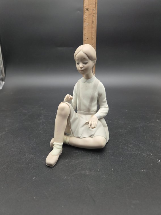 Lladró Matte Porcelain Seated Girl Figurine