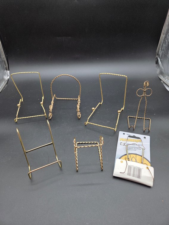 Metal Wire Display Stands and Adjustable Plate Hanger