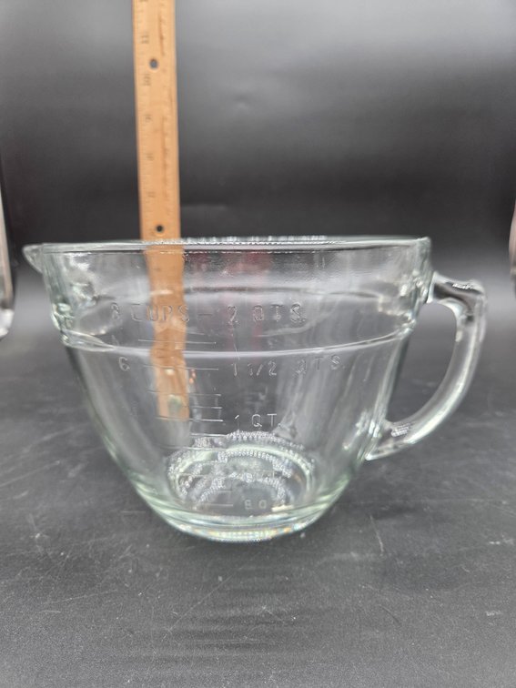 The Pampered Chef 8-Cup / 2-Quart Glass Batter Bowl