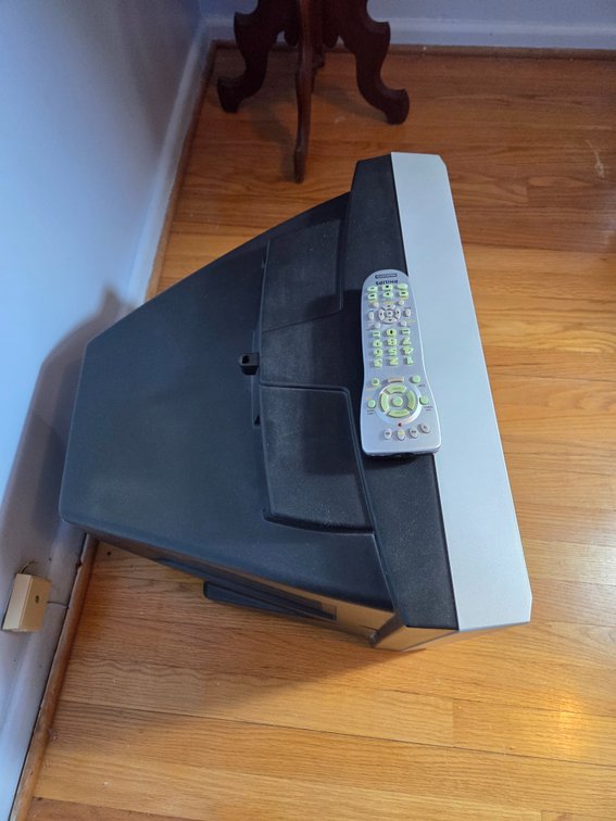 Emerson EWF2006 CRT Television with Philips Magnavox Remote