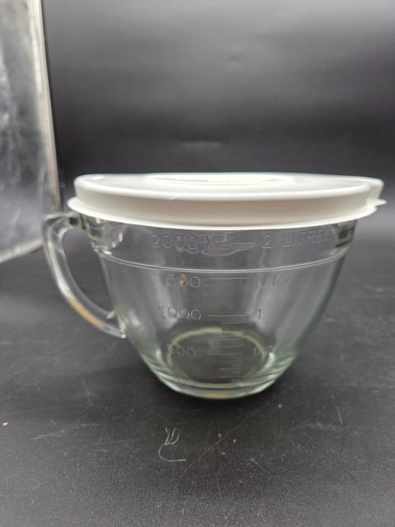 The Pampered Chef 2-Liter Glass Measuring Batter Bowl