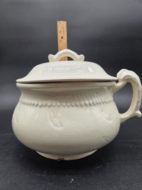 Off-White Glazed Ceramic Lidded Chamber Pot