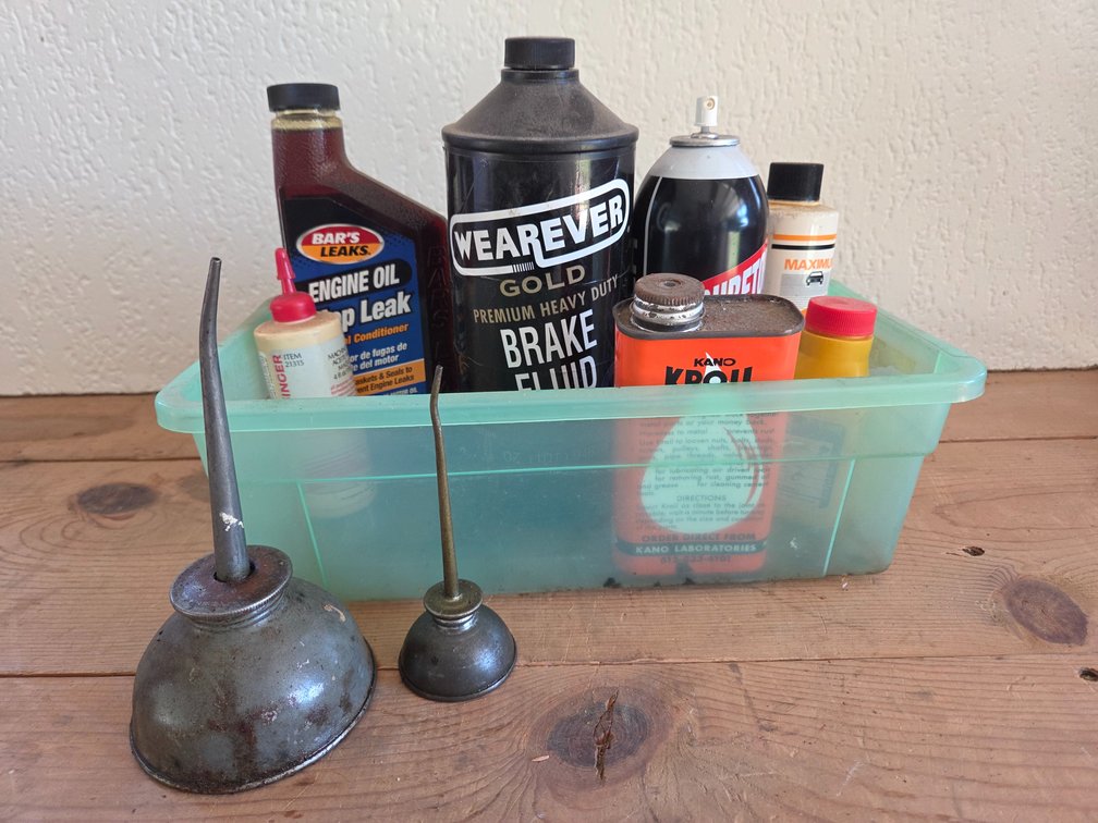 Metal Thumb-Pump Oil Cans, Automotive Fluids, and Tote
