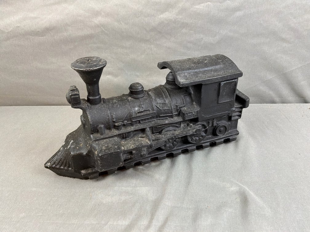 Black Cast Iron Steam Locomotive with Removable Lid