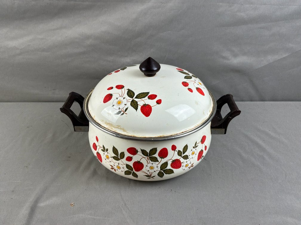 Sheffield Strawberries 'n Cream Enamelware Pot with Lid