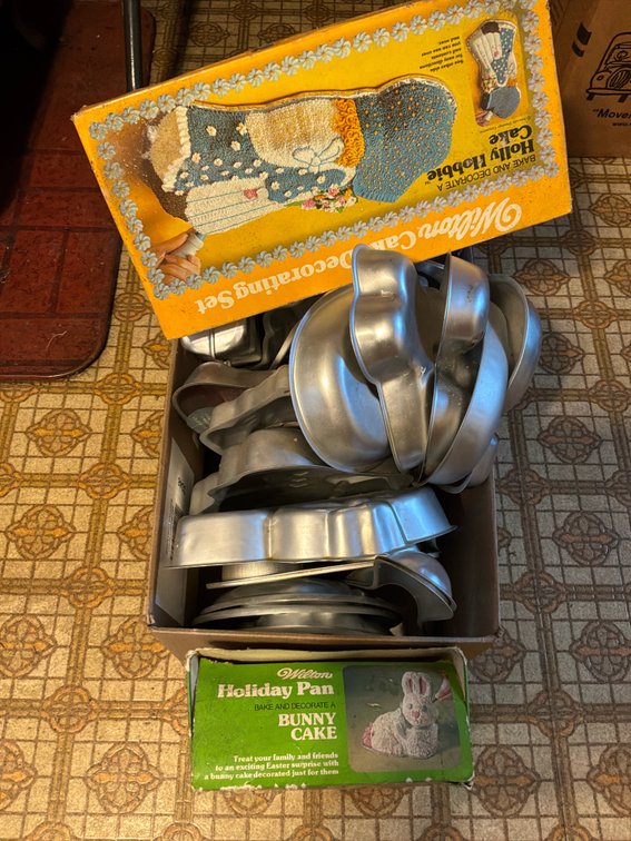 Wilton Shaped Aluminum Cake Pans and Decorating Sets