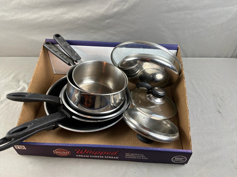 Cookware Set with Frying Pans, Saucepans, and Lids