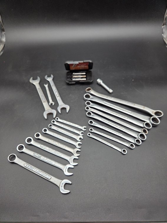 Hand Wrenches, Socket Extension, and Screw Extractor Set