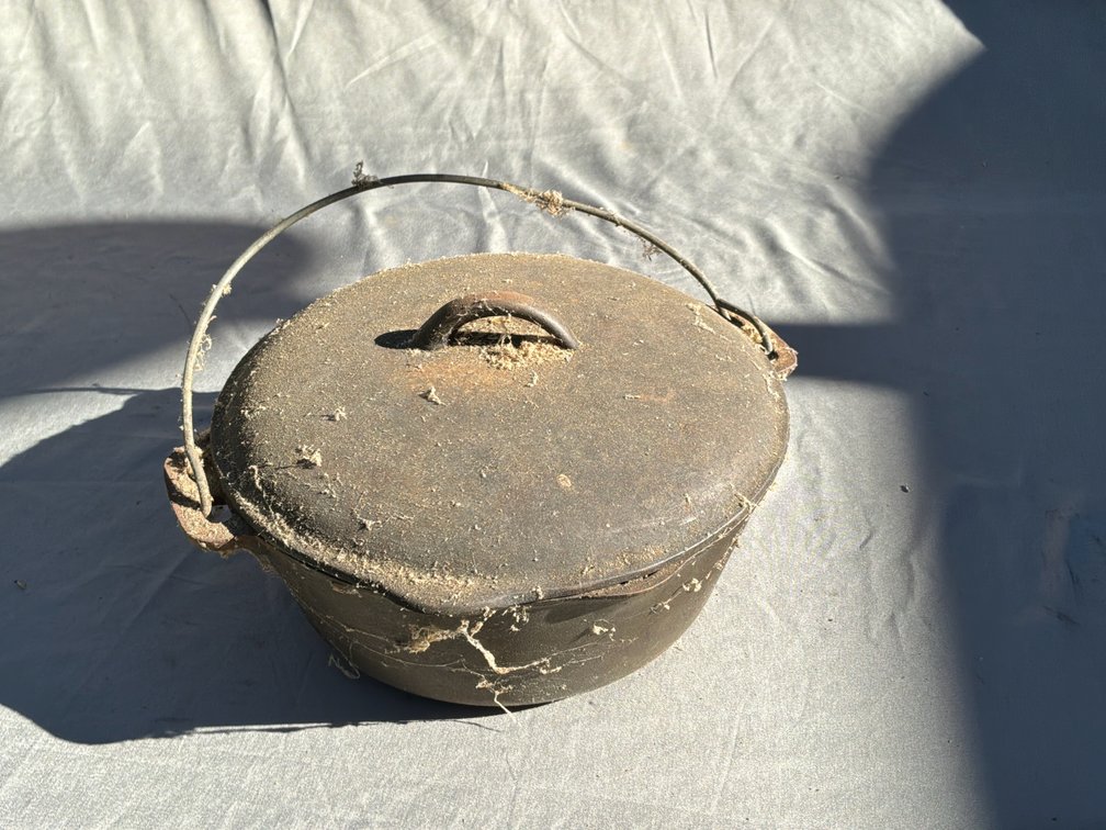 Cast Iron Dutch Oven with Lid and Bail Handle