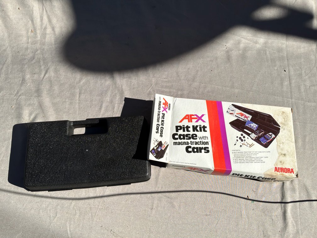 Aurora AFX Pit Kit Case No. 1420 with Slot Cars