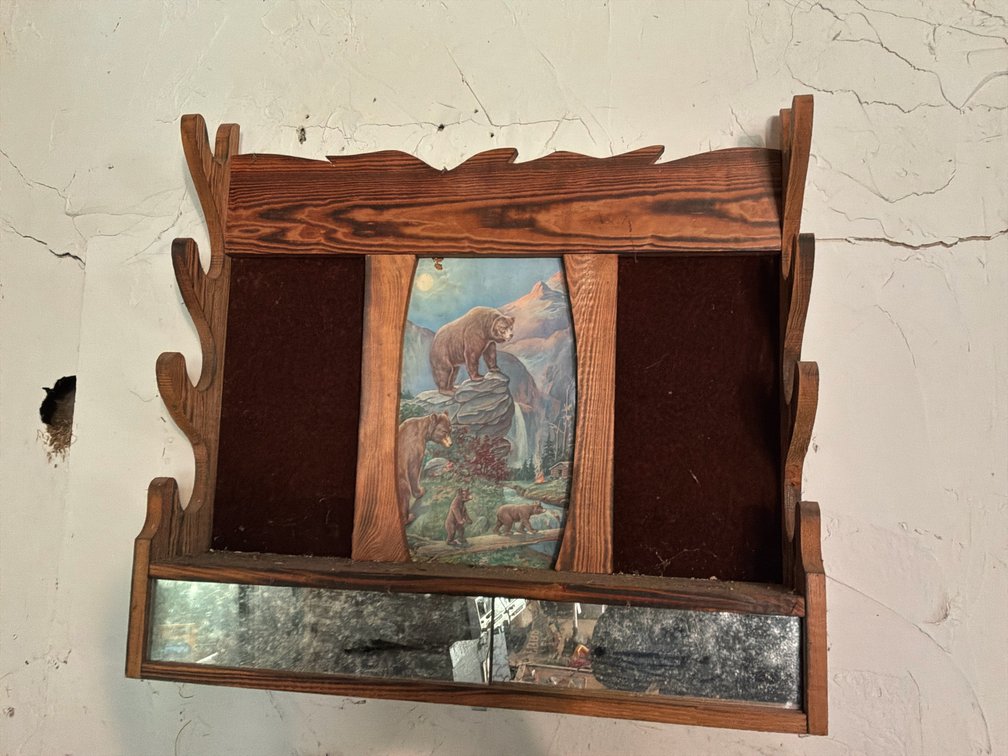 Wooden 3-Gun Wall Rack with Bear Print and Accessories