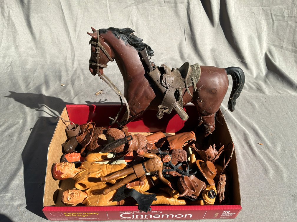 Plastic Western Action Figures, Toy Horse, and Accessories